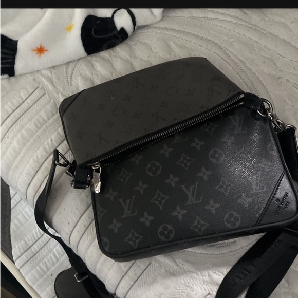 Louis Vuitton trio messenger bag good condition leather and nice - Picture 5 of 11